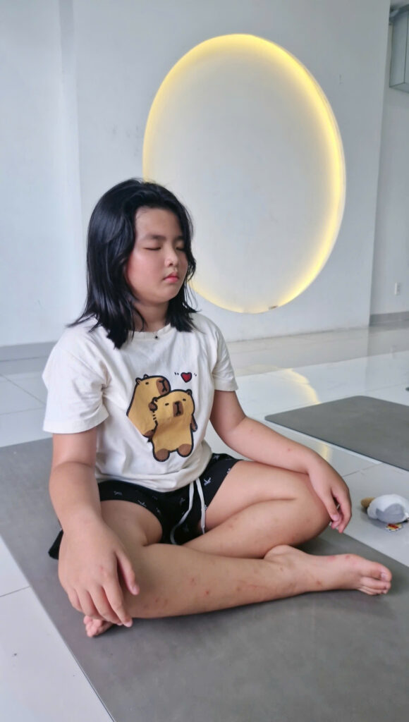 bé nhỏ ngồi thiền